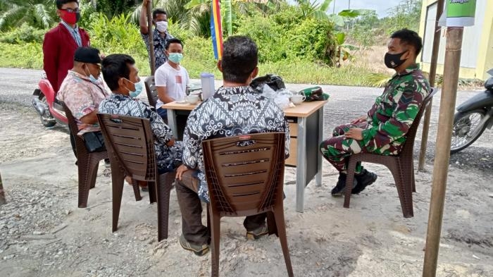 Putus Covid 19, Babinsa Kampung Selat Guntung Sertu Muhajirin Gelar Sosialisasi Prokes
