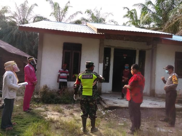 Cegah Penyebaran Virus, Serma Syafri Kembali Terapkan Pendisiplinan Aturan Prokes Di Desa Buatan