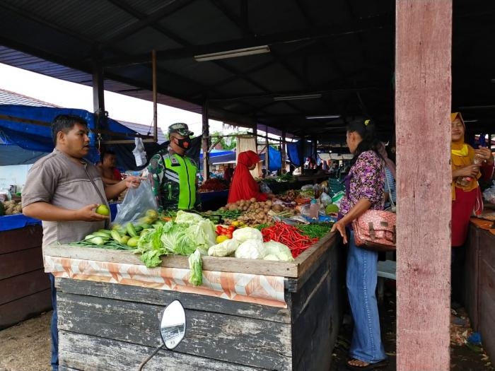 Cegah Covid 19, Babinsa Koramil 07 Bukit Batu Serma Amir Mahmud Gelar Prokes di Pasar Baru Sungai Se