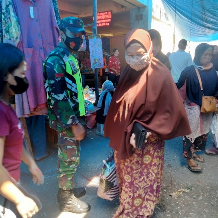 Cegah Bahaya Covid 19, Kopda Saifuddin Giat Laksanakan Prokes di Pasar Tradisional
