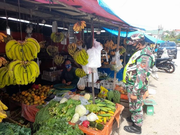 Cegah Penyebaran Covid 19, Personil Koramil 09 Minas Gelar Patroli di Pasar Tradisional