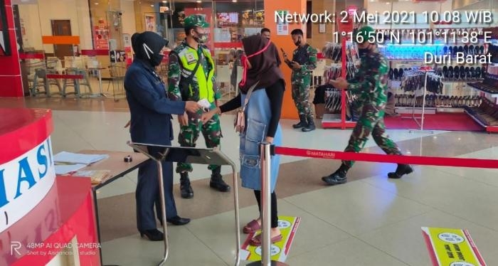 Cegah Covid 19, Personil Koramil 04 Mandau Gelar Patroli Masker Di Mall Babussalam Duri
