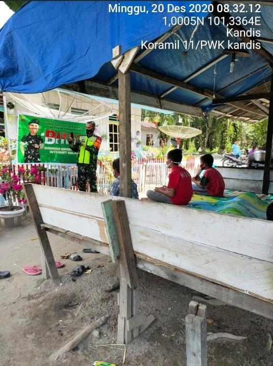 Anggota Danramil 11/Pwk Kandis Berikan Paket Internet Gratis Kepada Siswa