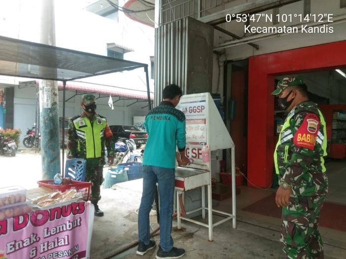 Anggota Koramil 11 Kandis Gelar Operasi Bantuan Prokes