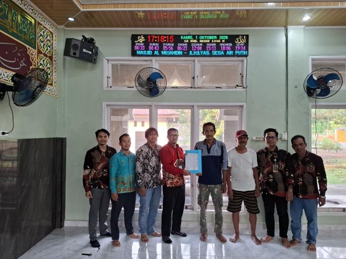Polbeng Pasang Jam Digital Waktu Salat Berbasis Running Text di Masjid Almujahidin Desa Air Putih
