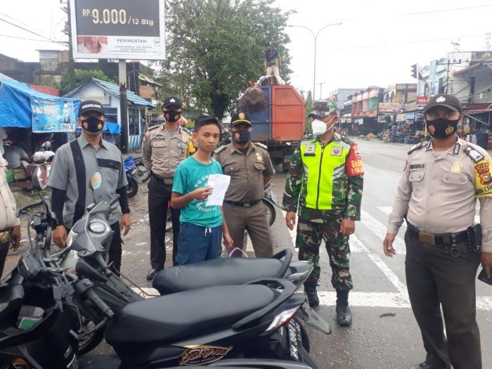 Personil TNI bersama Tim Gabungan Gencar Lakukan Operasi Prokes