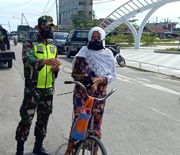 Babinsa Koramil 06 Sungai Apit Gelar Patroli Prokes Di Jalan Umum