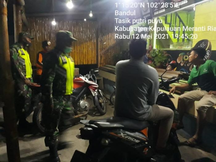 Satu Menjelang Idul Fitri, Babinsa Desa Bandul Giat Lakukan Operasi Prokes