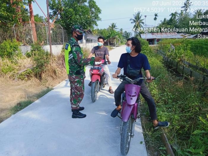 Putus Covid 19, Babinsa Koramil 08 Merbau Giat Laksanakan Operasi Prokes
