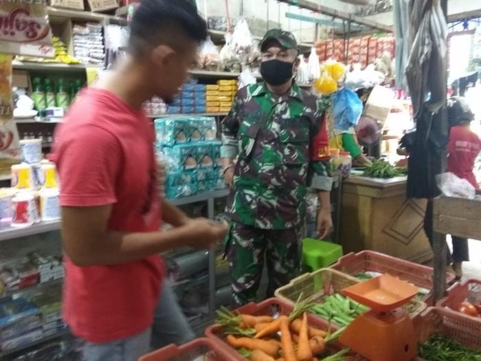 Putus Mata Rantai Covid 19, Babinsa Koramil 09 Minas Gelar Operasi Prokes di Pasar Tradisional