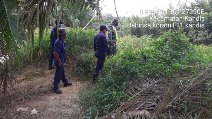 Awasi Kebakaran, Anggota Koramil 11 Kandis Gelar Patroli Karlahut Bersama Warga