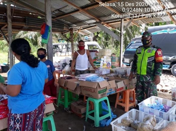Anggota Danramil 11/Pwk Kandis gelar patroli gakplin protokol kesehatan.