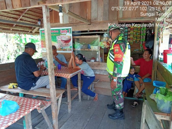 Cegah Covid 19, Babinsa Desa Sungai Tengah Gelar Patroli Prokes