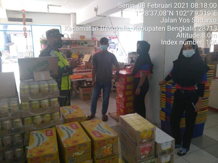 Personil Koramil 01 Bengkalis, Terapkan Protokol Kesehatan Bagi Pengunjung Plaza