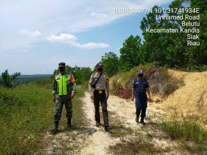 Pantau Titik Api, Babinsa Kampung Bekalar Gelar Patroli Karlahut Bersama Bhabinkamtibmas