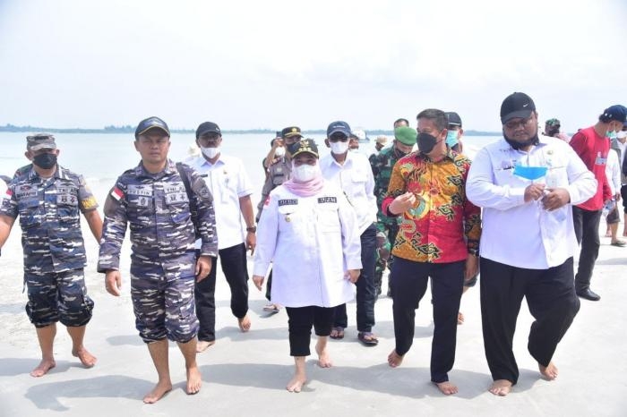 Bersama Tim Kemenko Polhukam RI dan Tim KKP,  Bupati Kasmarni Tinjau Beting Aceh 