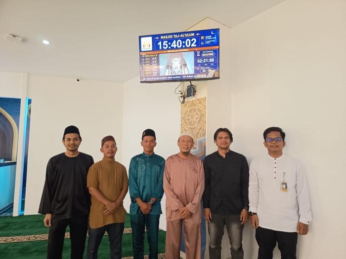 Dosen dan Mahasiswa Polebeng Pasang Jam Waktu Sholat Digital Berbasis TV LED di Masjid Taj Al-Ulum
