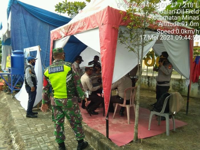 Cegah Arus Mudik, Personil Koramil 09 Minas Gelar Patroli Di Pos Penyekatan
