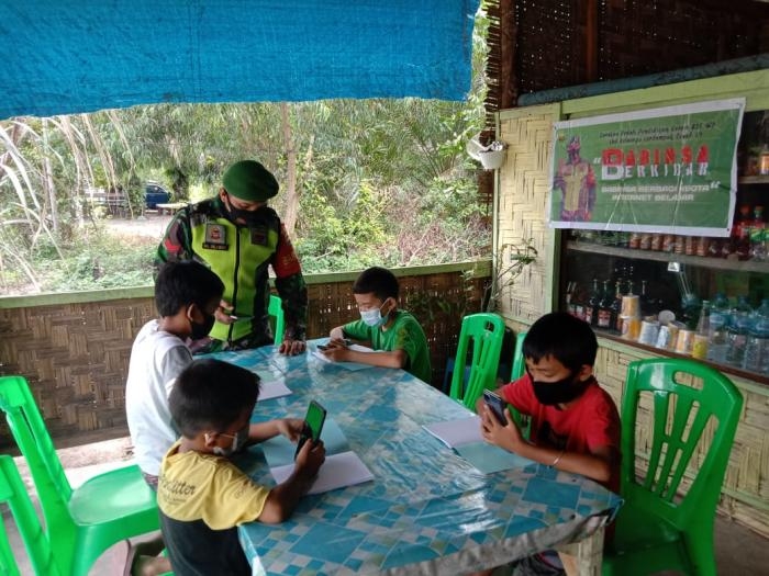 Peduli Pendidikan di Masa Pandemi, Koramil 04 Mandau Berbagi Paket Internet Gratis Kepada Siswa