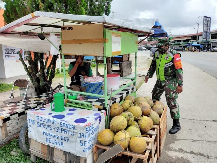 Antisipasi Virus Penyebaran Pasar Tradisional, Serda Sugiarto Gelar Operasi Prokes