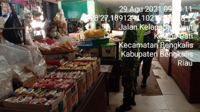 Antisipasi Penularan Virus, Anggota Koramil 01 Bengkalis Serda Andi Kesuma Perkuat Disiplin Prokes