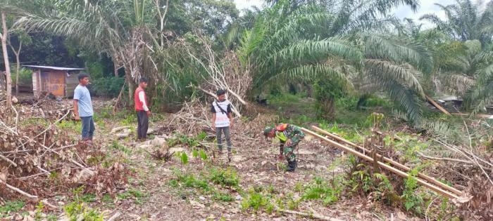 Babinsa Kampung Tasik Betung Gelar Patroli Karlahut Bersama Warga