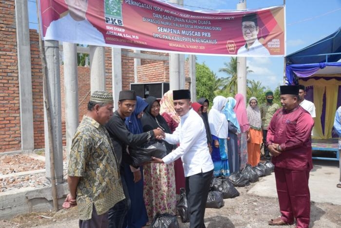 Hadiri Peringatan Israk Mikraj, Anggota DPRD Bengkalis Irmi Syakip Arsalan Santuni Kaum Dhuafa