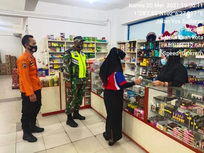 Cegah Covid 19, Personil Koramil 01 Bengkalis Gelar Operasi Prokes Di Area Kota Bengkalis