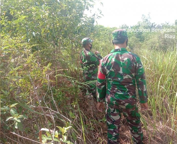 Anggota Koramil 04 Mandau Sertu Handoko Giat Lakukan Patroli Karlahut Bersama Warga