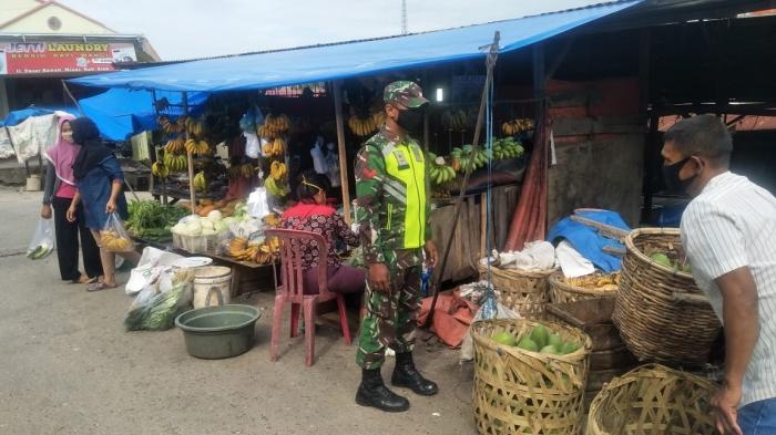 Cegah Penularan Covid 19, Koptu Happy Setiawan Sosialisasi Prokes di Pasar Tradisional
