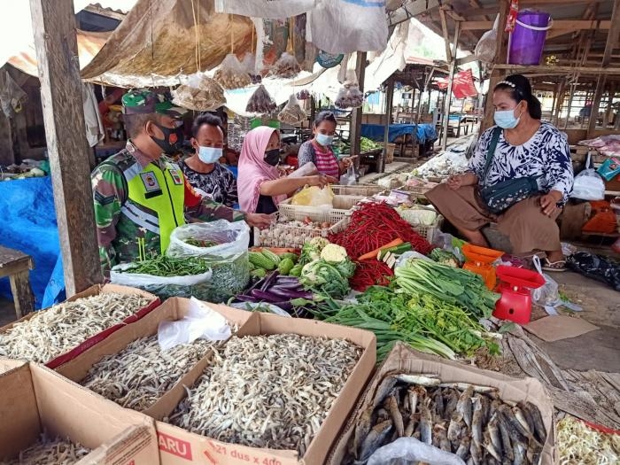 Antisipasi Virus Covid 19, Serka Alif Nurhaqqi Gelar Operasi Yustisi di Pasar Tradisional Minas