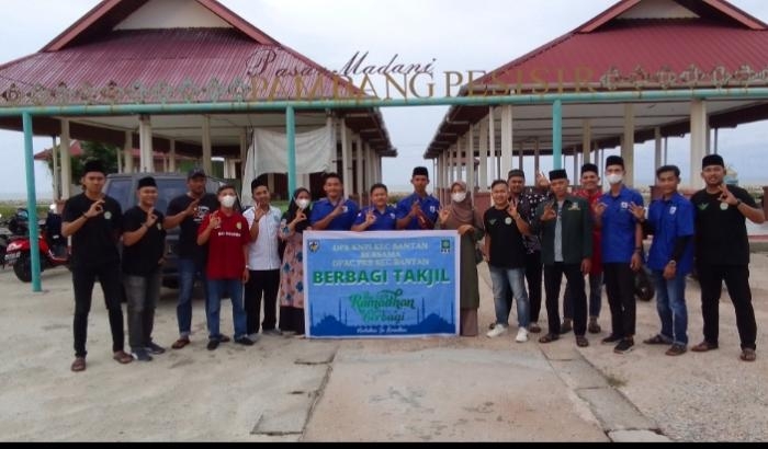 PK KNPI Kecamatan Bantan Bersama Garda dan IMPP berbagi Takjil Berbuka Puasa di Desa Pambang Pesisir