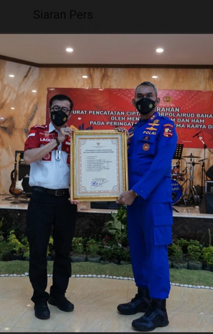 Yasonna H. Laoly Serahkan Sembilan Kekayaan Intelektual Ke Korpolairud Polri 