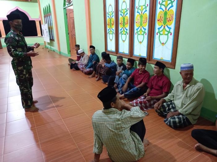 Malam Ke 6 Puasa Ramadhan, Babinsa Desa Mengkirau Giat Lakukan Operasi Yustisi 