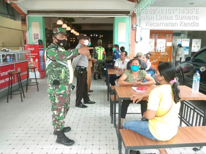 Hindari Penyebaran Covid 19, Babinsa Koramil 11 Kandis Kembali Gelar Patroli di Pos PPKM
