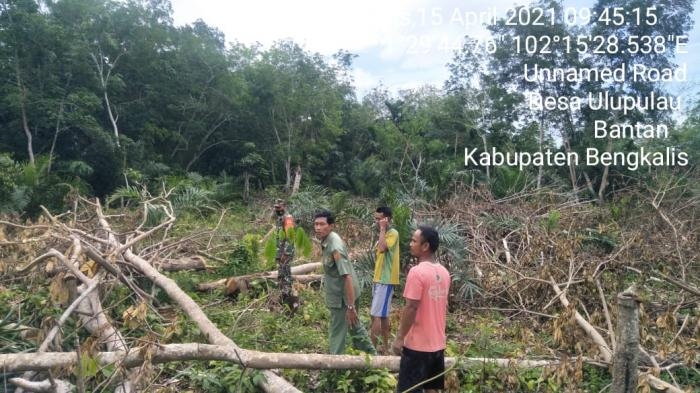 Awasi Titik Api, Babinsa Desa Ulu Pulau Gelar Patroli Karlahut Bersama Warga