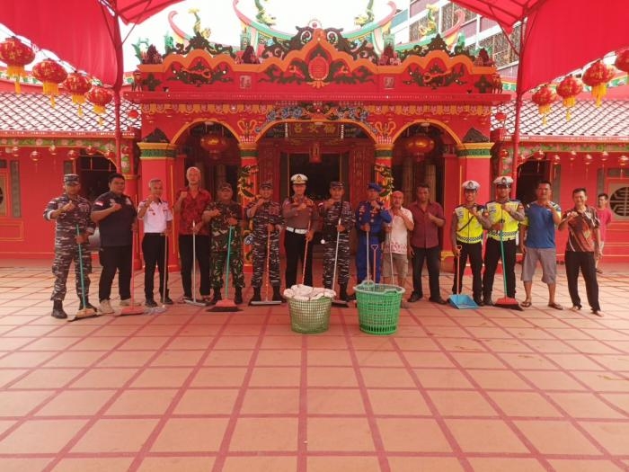 Menyambut Perayaan Imlek, TNI/POLRI Gelar Karya Bhakti Pembersihan Vihara Hock Ann Kiong