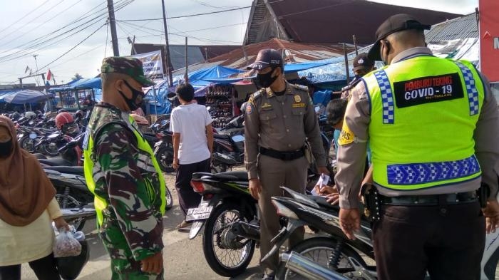 Personil TNI Dari Satuan Koramil 10 Perawang Gelar Patroli Prokes