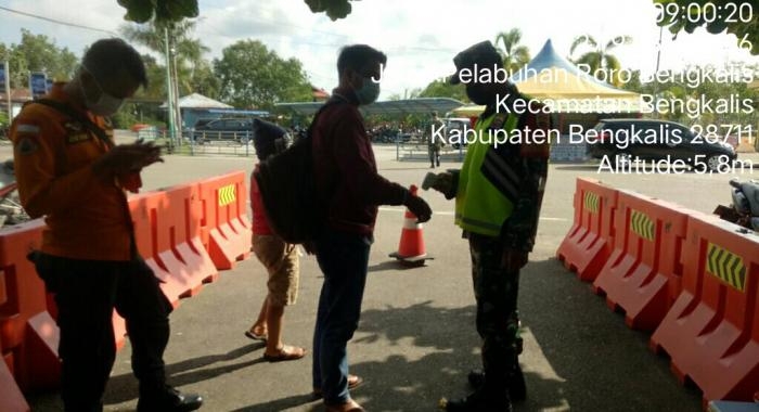 Cegah Covid 19, Personil Koramil 01 Bengkalis Gelar Operasi Yustisi Di Pos Penyekatan Mudik Lebaran