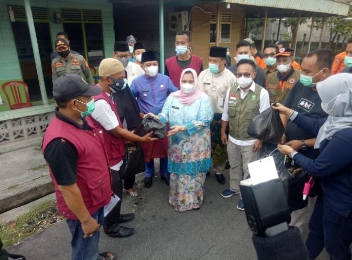 Cegah Covid, Bupati Bengkalis Kasmarni Pantau Pos PPKM di Desa Wonosari