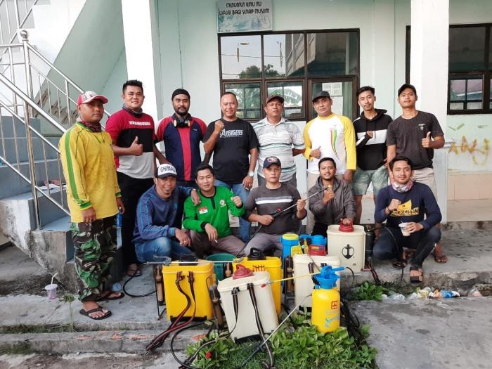 Warga RT.02 RW.01 Rimba Sekampung Secara Berkala Lakukan Penyemprotan Disinfektan
