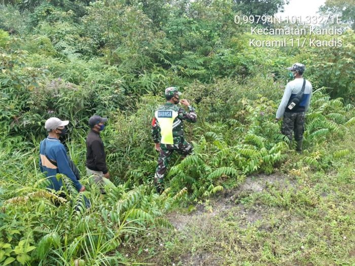 Pantau Titik Api, Anggota Koramil 11 Kandis Gelar Patroli Karlahut Di Dusun Takulo 