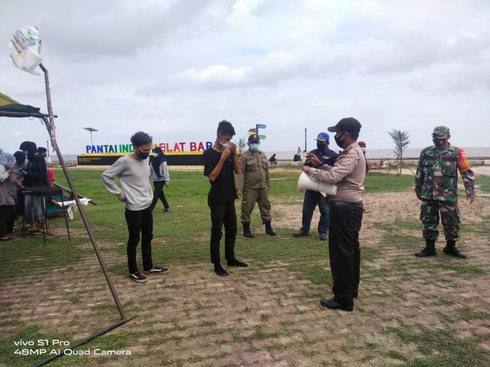 Putus Penyebaran Covid 19, Serda Armansyah Bersama Tim Lakukan Monitoring di Pantai Selatbaru