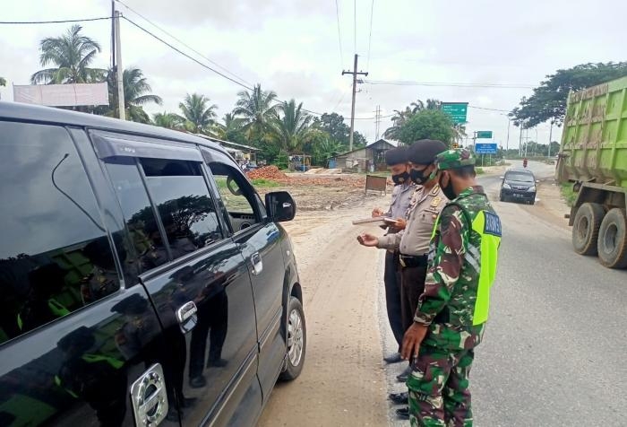 Cegah Penularan Covid 19, Personil Koramil 9 Minas Gelar Operasi Yustisi Di Pos Penyekatan