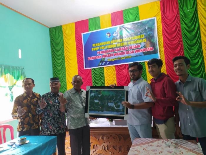 Bantu Pengembangan Objek Wisa Waduk Wonosari, Dosen Polbeng Serahkan Hasil Desain