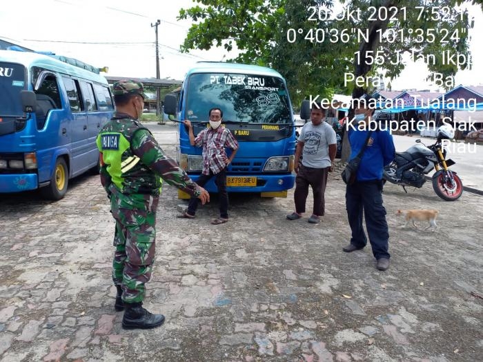 Cegah Penyebaran Covid 19, Sertu Afrisal Kembali Lakukan Himbauan Prokes Kepada Warga Tualang