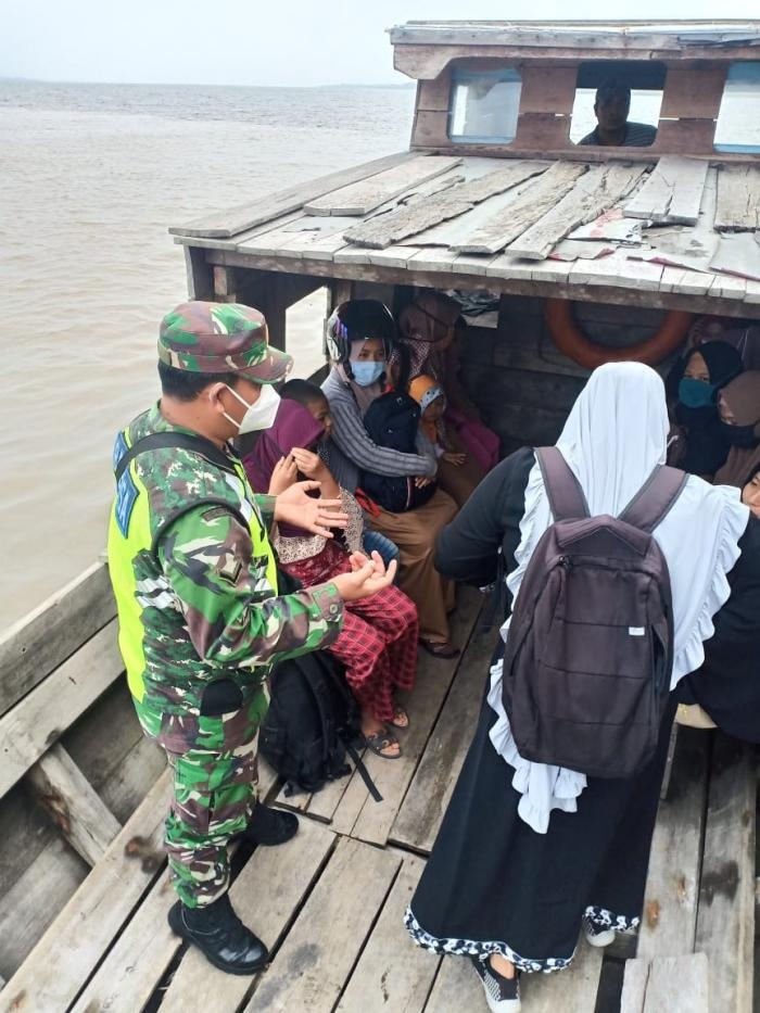Personil Koramil 08/Merbau Mengelar Patroli Prokes di Pelabuhan Penyeberangan