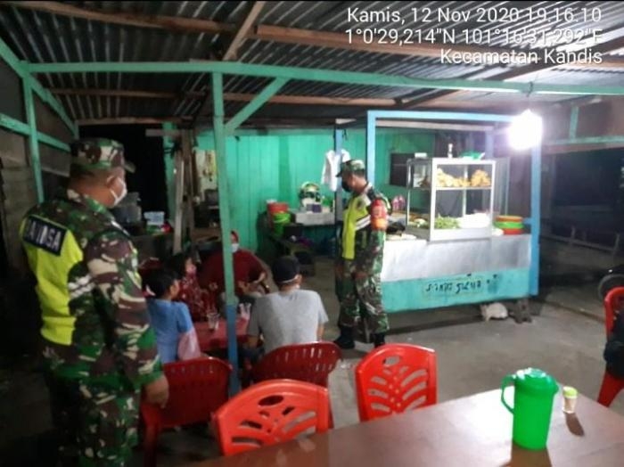 Anggota Danramil 11/Pwk Kandis Gelar Protokol Kesehatan di Kampung Kandis.