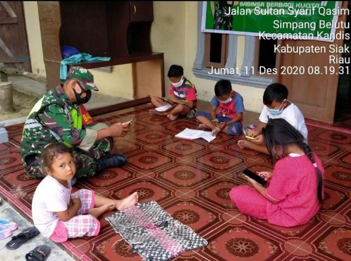 Anggota Danramil 11/Pwk Kandis Berikan Paket Internet Gratis Kepada Pelajar