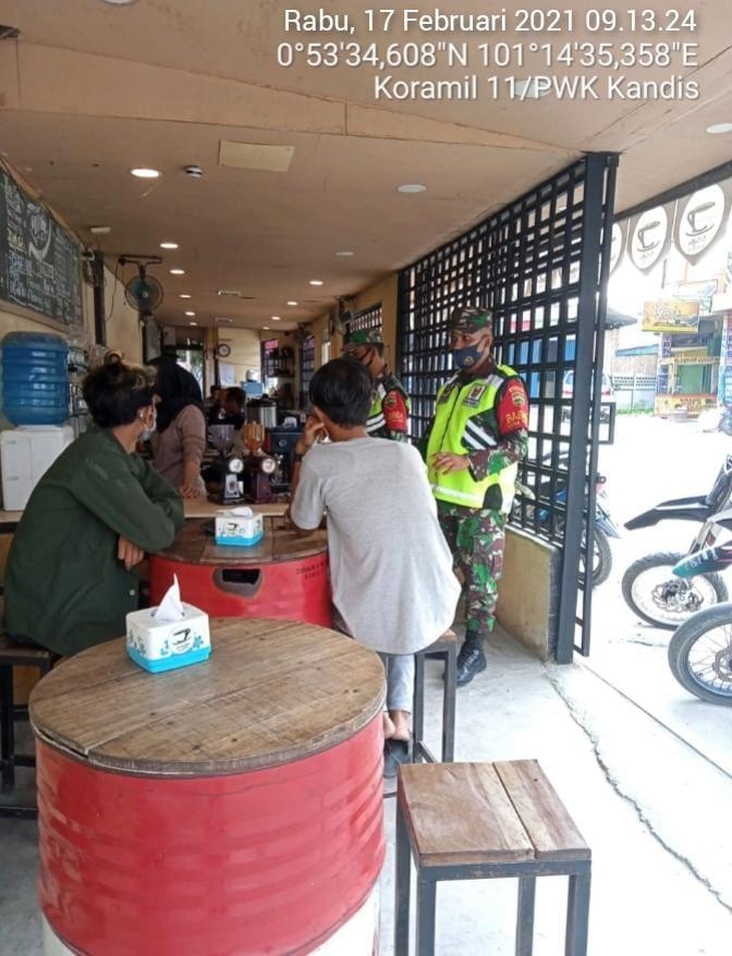 Putus Penyebaran Covid 19, Babinsa Koramil 11 Kandis Gelar Operasi Prokes